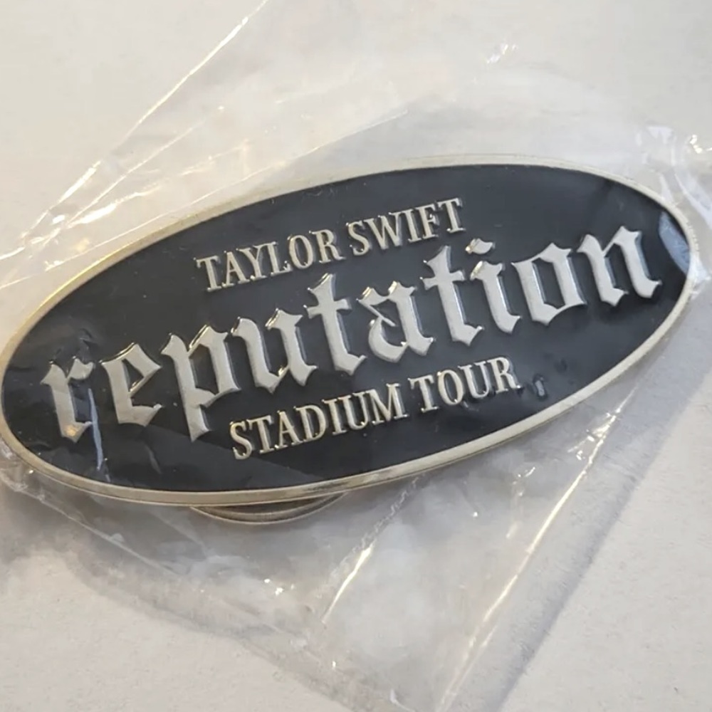 Taylor Swift Stadium Keychain RARE Reputation Tour Keychain NWT SOLD OUT THKX - Picture 3 of 4